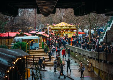 Londra, Uk / Avrupa; 21 / 12 / 2019: Southbank, Londra 'da kış Noel pazarı. İnsanlar yemek yiyor, içiyor ve aileleriyle eğleniyor..