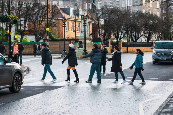 London, UK / Europe; 22 / 12 / 2019: People crossing the famous crosswalk of Abbey Road, cover of the Beatles album "Abbey Road " — стоковое фото
