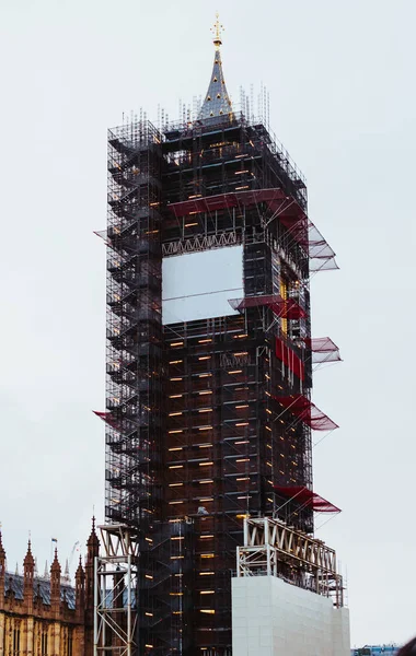 Big Ben en cours de restauration entouré d'échafaudages à Londres — Photo