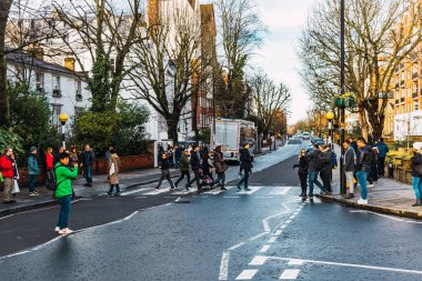 Londra, Uk / Avrupa; 22 / 12 / 2019: Abbey Road 'un ünlü yaya geçidinden geçen insanlar, Beatles' ın 