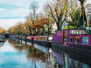 Londra 'nın Little Venice bölgesindeki Regent kanalında park etmiş tekneler.