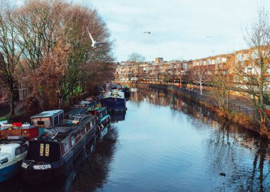 Küçük Venedik bölgesinde, Londra 'da bir kanala park etmiş tekneler.