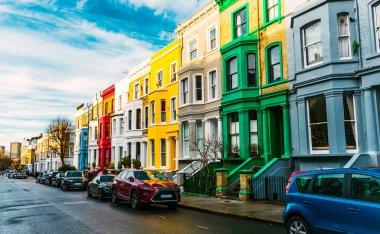 Londra 'nın Portobello Yolu yakınlarındaki Notting Hill bölgesinde renkli evler.