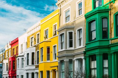 Londra 'nın Portobello Yolu yakınlarındaki Notting Hill bölgesinde renkli evler.