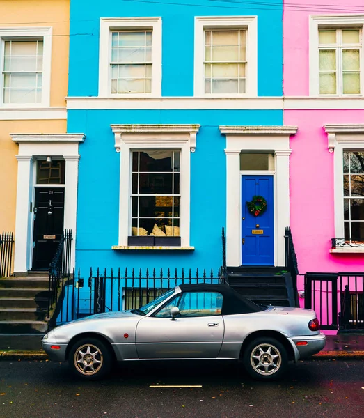 Sports car parked in front of colorful houses in Notting Hill district near Portobello Road , London — Stock Photo, Image