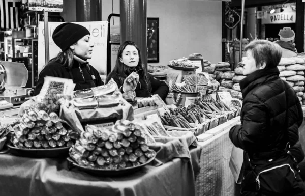 London, Uk / Europe; 23 / 1 / 2019: Worst en salami in een Italiaanse stal op Borough Market, Londen — Stockfoto