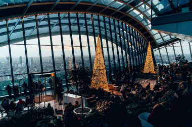Londra, Uk / Avrupa; 23 / 12 / 2019: 20 Fenchurch Caddesi 'nde Noel için süslenmiş Sky Garden' ın gece manzarası. Telsiz, Londra
