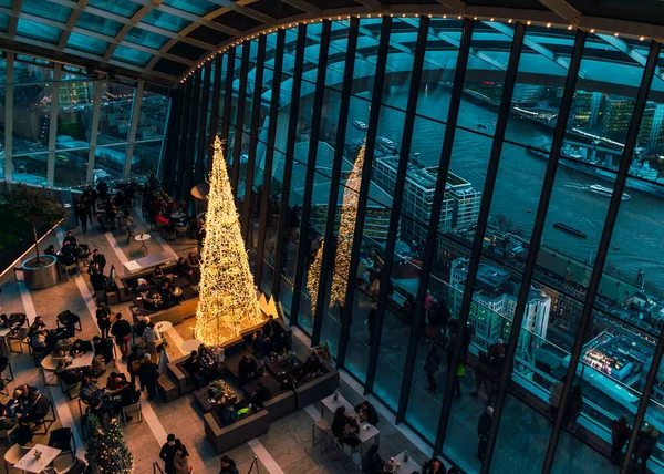 Londra, Uk / Avrupa; 23 / 12 / 2019: 20 Fenchurch Caddesi 'nde Noel için süslenmiş Sky Garden' ın gece manzarası. Telsiz, Londra