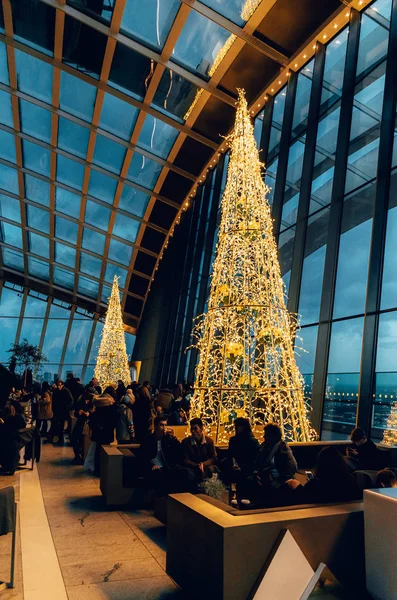 London, uk / europa; 23.12.2019: nächtlicher blick auf den weihnachtlich geschmückten himmelgarten in der 20 fenchurch street a.k.a. Walkie-Talkie, London — Stockfoto