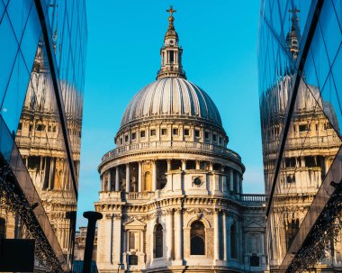 St. Paul Katedrali Londra 'daki modern cam binalara yansıdı.