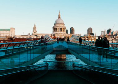 Londra, Uk / Avrupa; 23 / 12 / 2019: Londra 'daki St. Paul Katedrali ve Millennium Köprüsü' nün ön manzarası, Uk