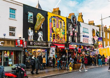 Londra, Uk / Avrupa; 22 / 12 / 2019: Camden Town 'un ünlü Londra semtindeki alternatif dükkanlar. İnsanlar yürüyor ve alışveriş yapıyor..