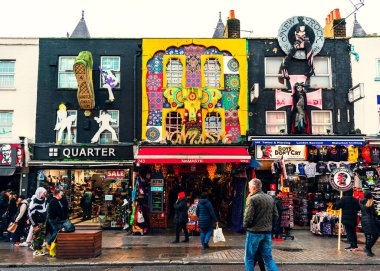 Londra, Uk / Avrupa; 22 / 12 / 2019: Camden Town 'un ünlü Londra semtindeki alternatif dükkanlar. İnsanlar yürüyor ve alışveriş yapıyor..