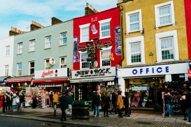 Londra, Uk / Avrupa; 22 / 12 / 2019: Camden Town 'un ünlü Londra semtindeki alternatif dükkanlar. İnsanlar yürüyor ve alışveriş yapıyor..