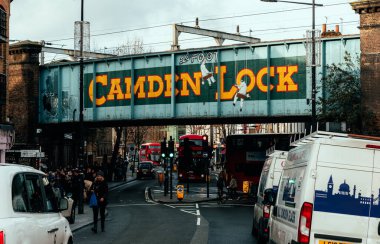 Londra, Uk / Avrupa; 22 / 12 / 2019: Camden Lock köprüsü, Camden Town 'un ünlü Londra bölgesinde