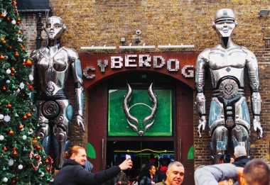 Londra, Uk / Avrupa; 22 / 12 / 2019: Camden Town, Stables Market 'te bir fütürist giyim mağazası olan Siber Köpeğin Girişi