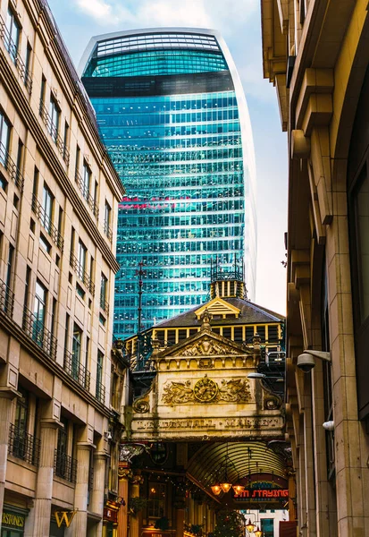 Londyn, Wielka Brytania / Europa; 23 / 12 / 2019: Wejście do Leadenhall Market i wieżowiec walkie-talkie przy 20 Fenchurch Street w dzielnicy finansowej City of London — Zdjęcie stockowe