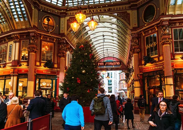 London, UK/Europe; 23/12/2019: Leadenhall Market, a covered market in the City of London financial district. People walking and shopping at Christmas. — Stock Photo, Image