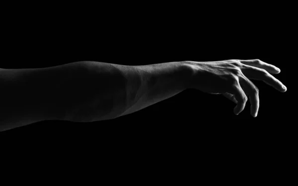 Деталь мышечной руки человека на черном фоне — стоковое фото