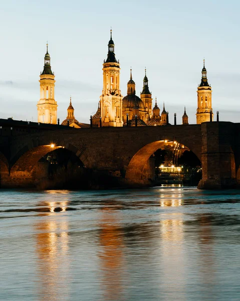 Basílica del Pilar y Puente de Piedra reflejadas en el río Ebro al atardecer en Zaragoza, Aragón, España — Foto de Stock