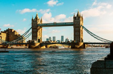 Londra, Uk / Avrupa; 23 / 12 / 2019: Londra, İngiltere 'de günbatımında Tower Bridge