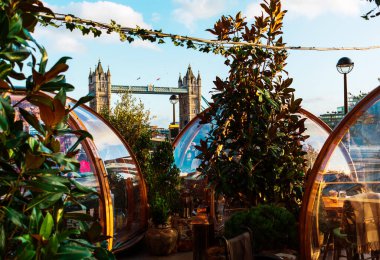 Londra, Uk / Avrupa; 23 / 12 / 2019: Coppa Kulübü ve Londra 'daki Tower Bridge, İngiltere