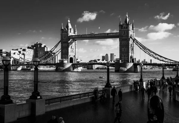 London, Uk / Europe; 23 / 12 / 2019: Černobílý záběr Tower Bridge v Londýně, Velká Británie — Stock fotografie