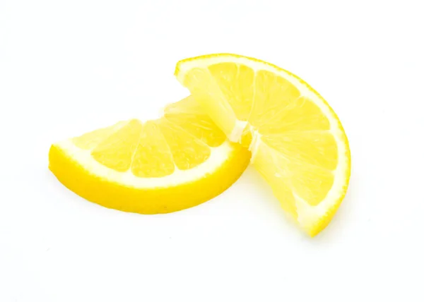 白色背景上的柠檬片 — 图库照片