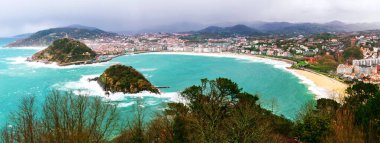 İspanya, Bask Bölgesi 'ndeki Monte Igueldo' nun tepesinden San Sebastian Körfezi 'nin panoramik manzarası