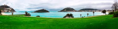 İspanya, Bask Bölgesi 'ndeki Miramar bahçelerinden San Sebastian Körfezi' nin panoramik manzarası
