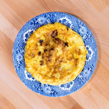 İspanyol gastronomisinin en ikonik yemeklerinden biri olan tortilla de patata adı verilen ev yapımı İspanyol omleti.