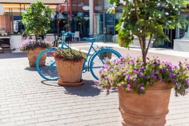 Mavi bisiklet, bahçe, Avrupa, saksı çiçekleri, yaz, gün