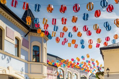 Avrupa sokak kâğıdı fenerler mavi gökyüzü yaz güneşli