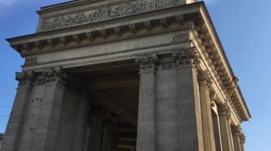 Antik mimari. Doğal taştan yapılmış dev binalar, oyulmuş mimarlar, güzel bir sıva, levrek ve heykeller, St. Isaac Katedrali, St. Petersburg