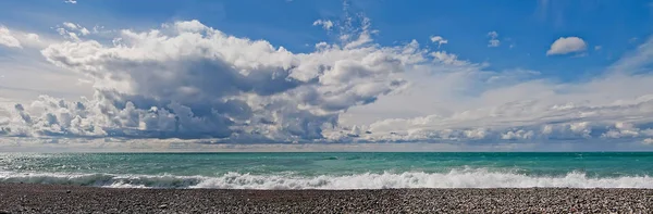Sunny Day Sky Clouds Blue Sea Waves Pebble Beach — Stock Photo, Image