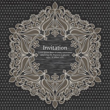 Düğün davetiyesi ve süslü, yuvarlak dantelli ve arabesk unsurlu duyuru kartı. Mehndi tarzı. Geleneksel Doğu süsü. Zentangle benzeri yuvarlak renkli çiçek süsü.