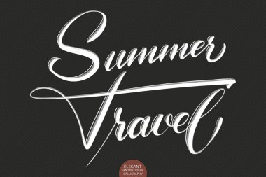 Yaz Gezisi 'nde vektör el çizilmiş. Zarif modern kaligrafi mürekkep çizimi. Karanlık arka planda tipografi posteri. Kartlar, davetiyeler, baskılar vesaire için. Seyahat ve macera hakkında bir alıntı.