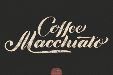 Kahve harfleri. Vektör el çizimi, Macchiato kahvesi. Zarif modern kaligrafi mürekkep çizimi. Karanlık arka planda tipografi posteri. Kahve dükkanı ya da restoran tanıtım mektupları.