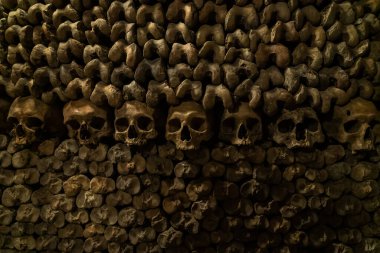 Kafatasları olan kemik duvarları. Yeraltı mezarlıklarında kafatasları ve kemikler. Yeraltı mezarlığı.