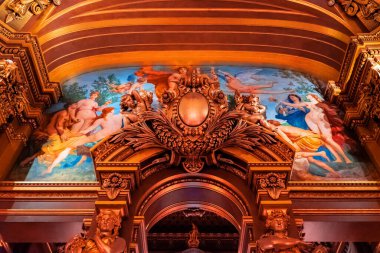 Paris, Fransa - 14 Kasım 2019: Garnier Ulusal Operasının iç detayları. Girişte yürüyüş için yer