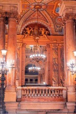 Paris, Fransa - 14 Kasım 2019: Ana merdivenin Ulusal Paris Garnier Operası lobisi. Balkonlar. Sütunlar ve mozaikler