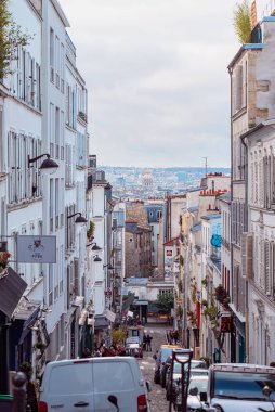 Montmartre sokakları güneşli bir sonbahar öğleden sonrasında. Fransa. Paris mi? Fransa 'da sonbahar, eski şehir