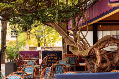 Montmartre 'da güneşli bir sonbahar öğleden sonrasında geleneksel Fransız Kafe' si. Fransa. Paris mi? Eski kentte sonbahar