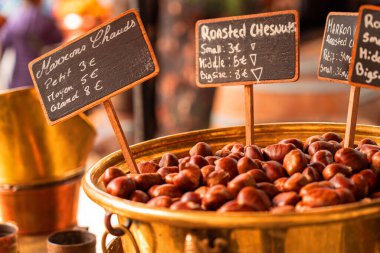 Montmartre, Paris 'te fiyat etiketli bakır kasede kızartılmış chesnuts.