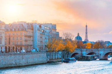 Siene Nehri, Fransa Enstitüsü ve Eyfel Kulesi 'nin manzarası. Sonbahar şehri Paris, Fransa. Güzel Paris mimarisi.