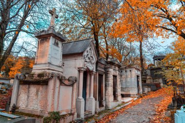 Paris, Fransa - 14 Kasım 2019: Fransa 'nın en ünlü Paris Pere Lachaise mezarlığının sonbahar sokağı manzarası. Çeşitli ünlü insanların mezarları. En eski mezarların üzerinde altın sonbahar.