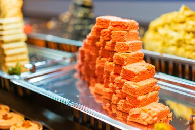 Fındıklı ve şuruplu Mısır irmik keki. Doğu kurabiyeleri Basbousa. Güzel servis edilmiş metal tabakta. Mısır 'da geleneksel çöl