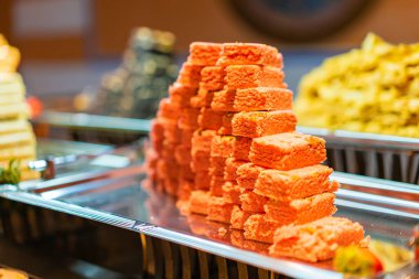 Fındıklı ve şuruplu Mısır irmik keki. Doğu kurabiyeleri Basbousa. Güzel servis edilmiş metal tabakta. Mısır 'da geleneksel çöl