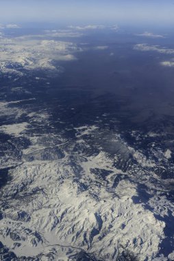 Uçak penceresinden kış dağları. Türk dağları hava manzaralı. Kar zirveleri