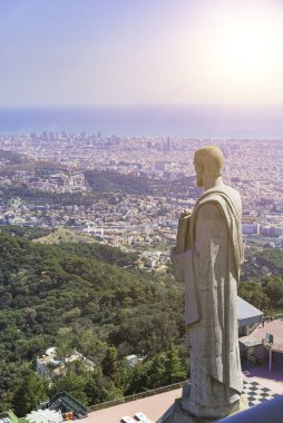 İspanya 'nın Barcelona kentindeki Expiatory Temple of the Sacred Heart' tan bir manzara. Bir aziz heykeliyle. Parlak yaz güneşi
